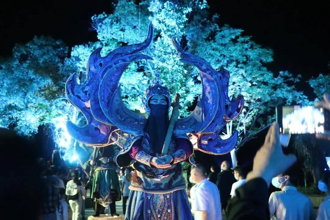 救援爱图画的男孩